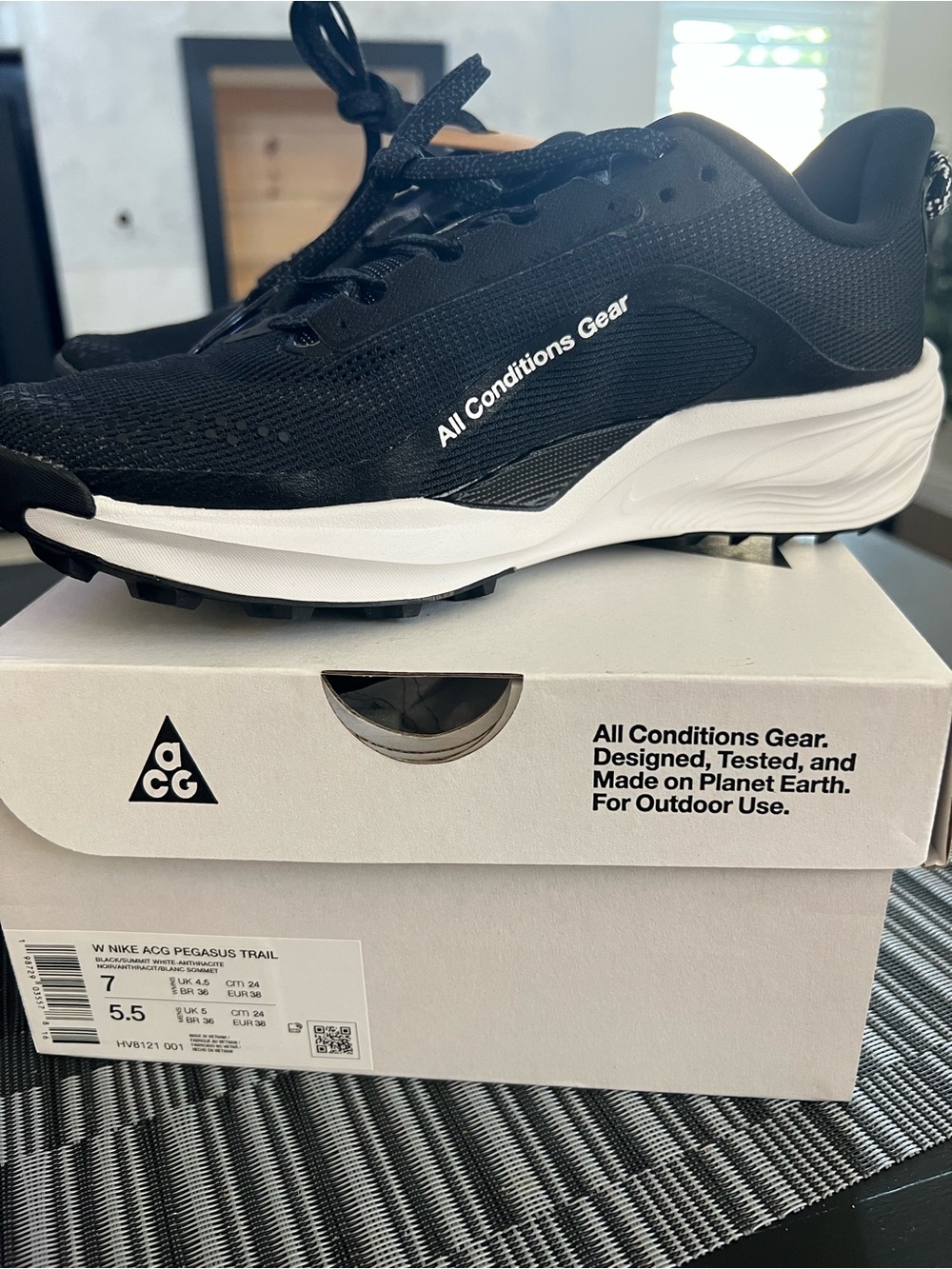 Nike Unisex ACG Trail Shoe in Black and White